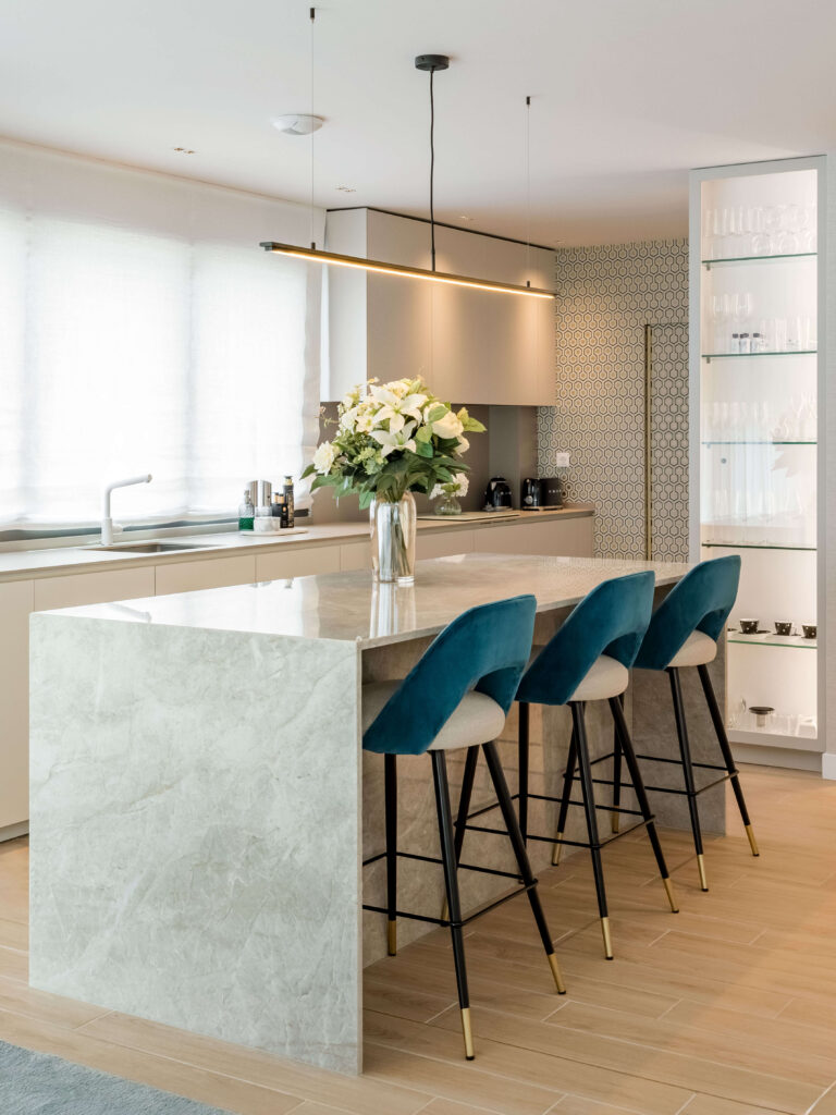 cocina moderna tonos tierra con isla y materiales naturales tendencias en diseño de cocinas modernas 2025